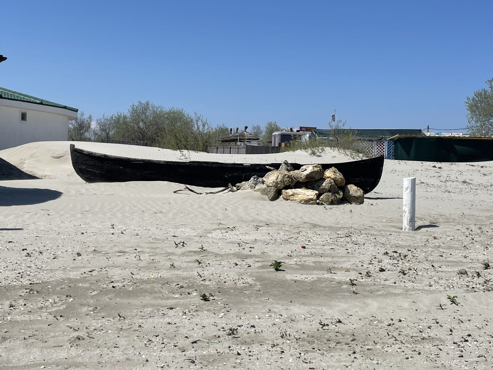 Barcă tradițională pe plaja de la Sulina